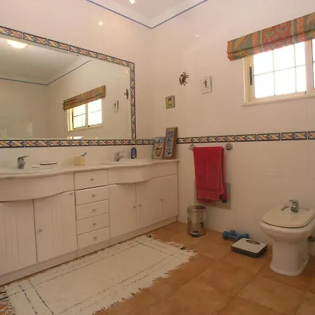 Villa Sleeps 8 Pool Wifi