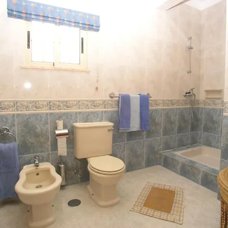 Villa Sleeps 8 Pool Wifi